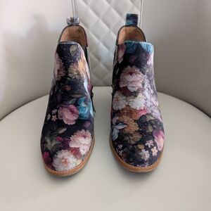 Sofft Floral Ankle Boots Size7.5